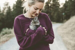 Чому кішка лиже господаря: 5 поширених причин.
