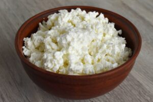 Чи можна собакам сир (кисломолочний / зернистий)?