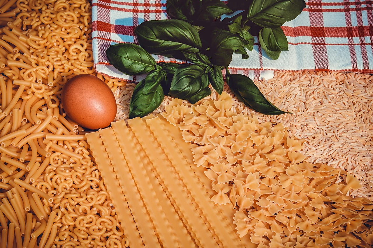 Чи можна давати котам макарони?