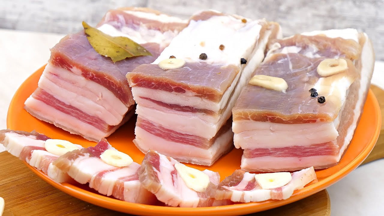 Чи можна давати котам сало?