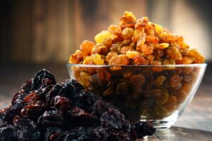 Чи можна давати собакам родзинки та виноград?
