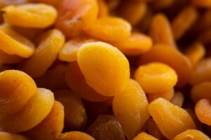 Чи можна собакам абрикоси та курагу?