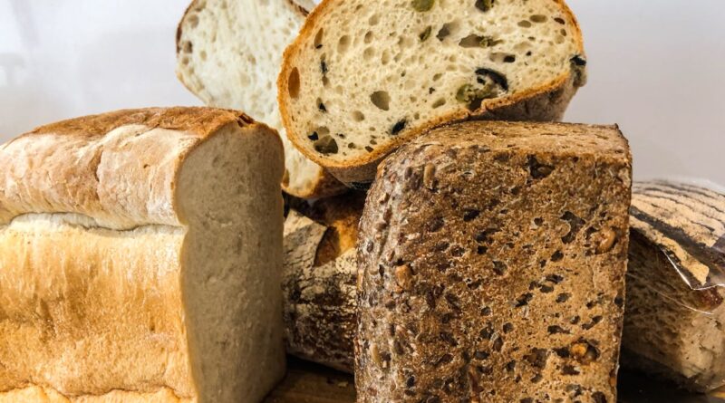 Чи можна собаку пригощати хлібом: який можна давати?