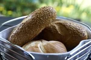 Why can’t cats be given bread? The main health risks to your pet.